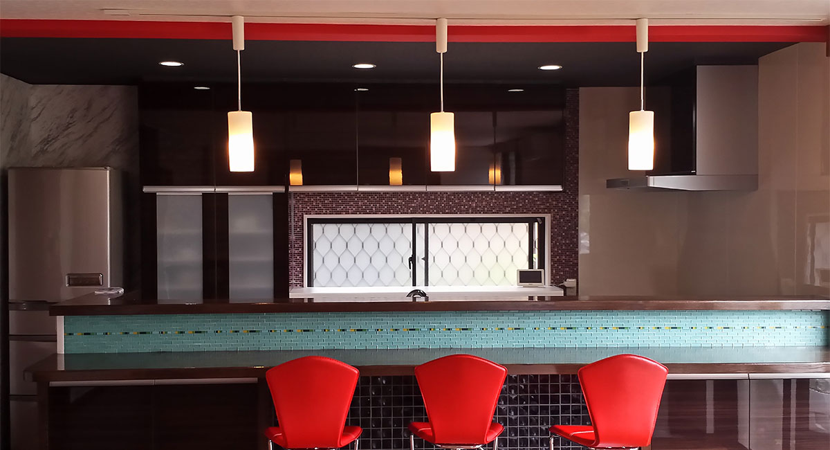 おしゃれなバーカウンターのあるキッチン