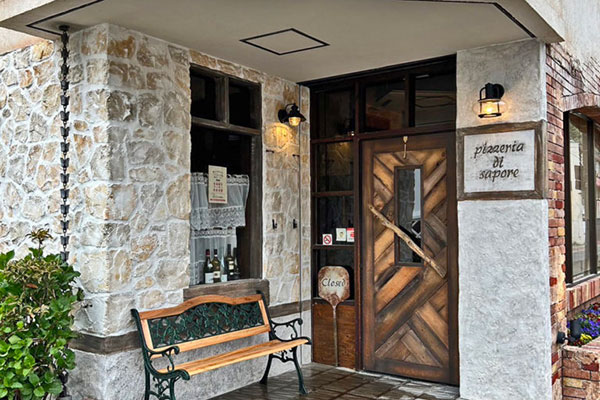 ピザ屋さんの外壁と看板をモルタル造形仕上げでリノベーション